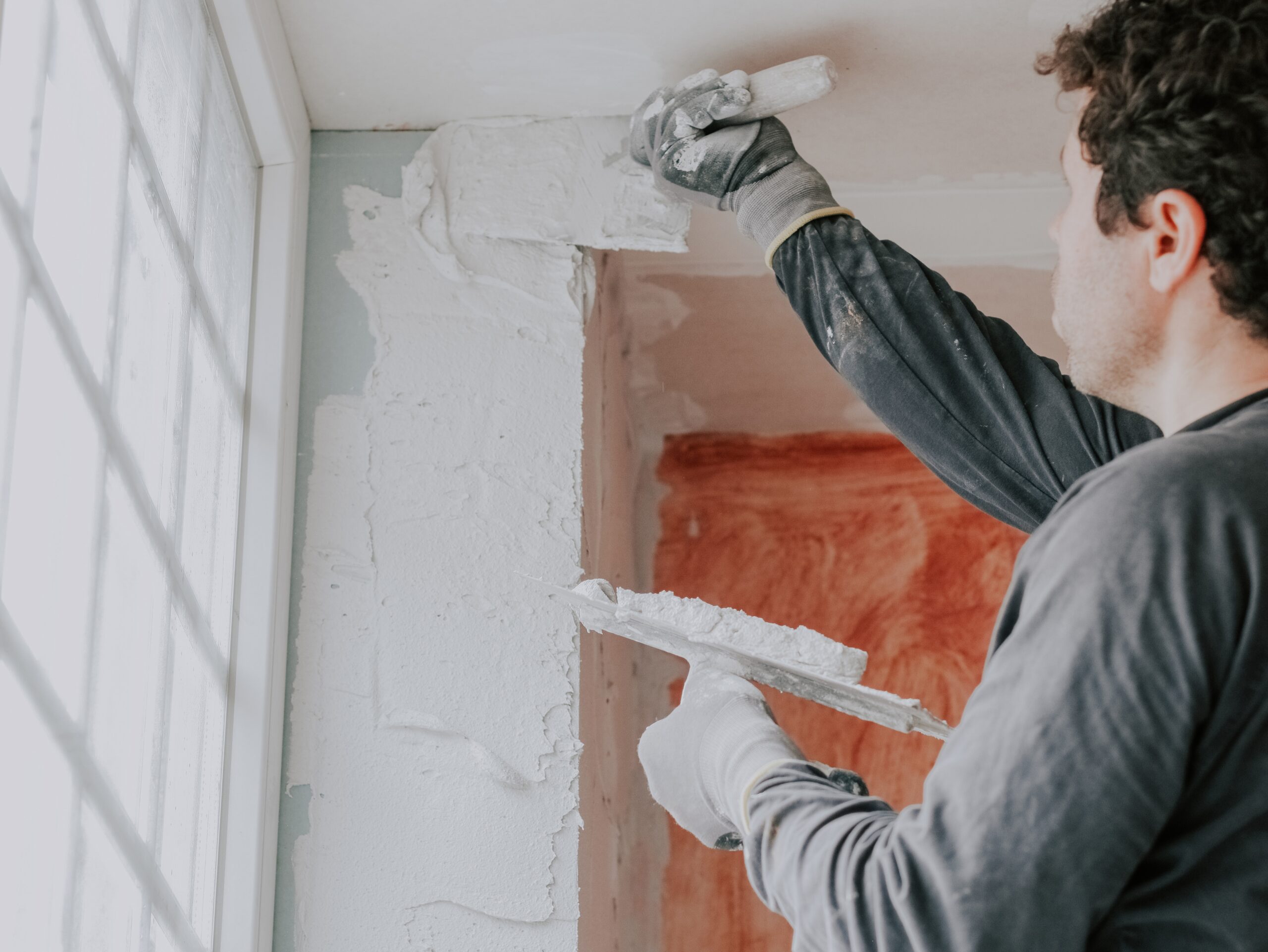 Manual gypsum plaster trowel application